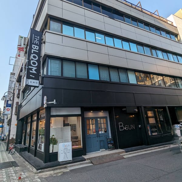 事務所の入るビルの外観